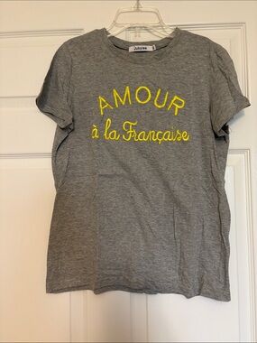 Women's Gray Short Sleeve Tee with Yellow 'Amour à la Française' Embroidery